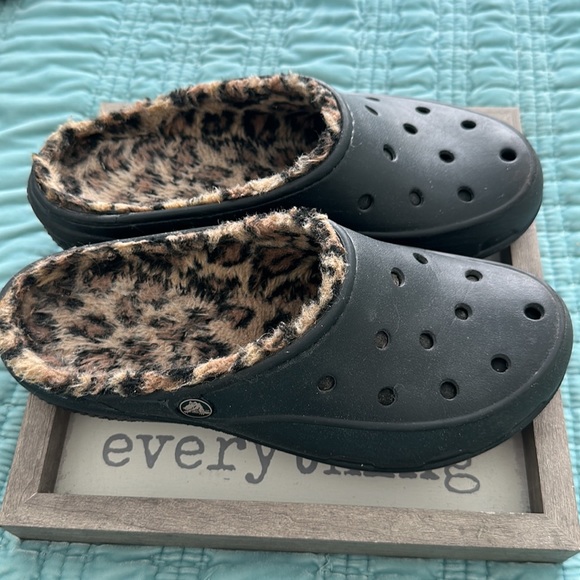 Women’s lined Crocs SZ 8 color is black - Picture 2 of 3